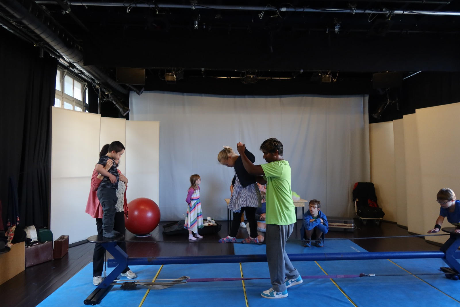 Atelier Théâtre, danse & cirque pour enfants Atelier Théâtre, danse & cirque pour enfants - autrement-aujourd’hui
